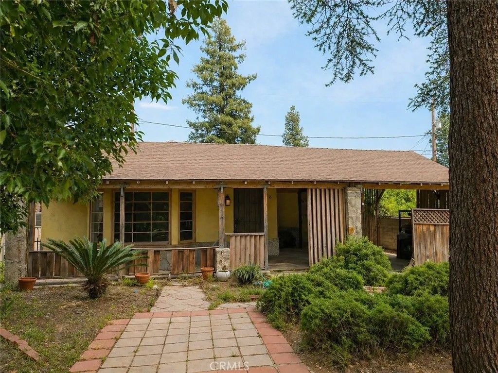Photo of 242 N Fairview St, Burbank, CA 91505 (MLS # BB26092067)