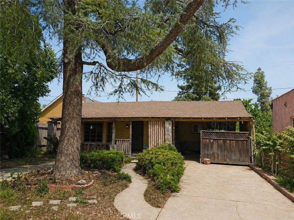 Photo of 242 N Fairview St, Burbank, CA 91505 (MLS # BB26092067)
