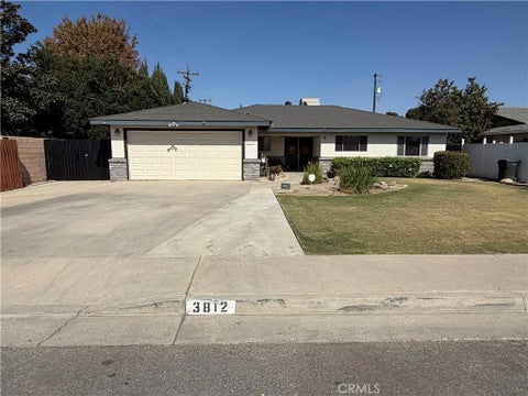 Photo of 3812 Alum Avenue, Bakersfield, CA 93309 (MLS # SR26218617)