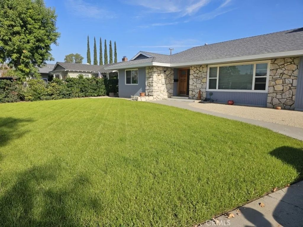 Photo of 919 N Harwood St, Orange, CA 92867 (MLS # PW26015227)