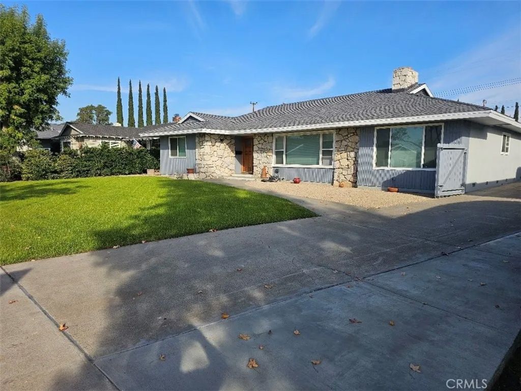Photo of 919 N Harwood St, Orange, CA 92867 (MLS # PW26015227)