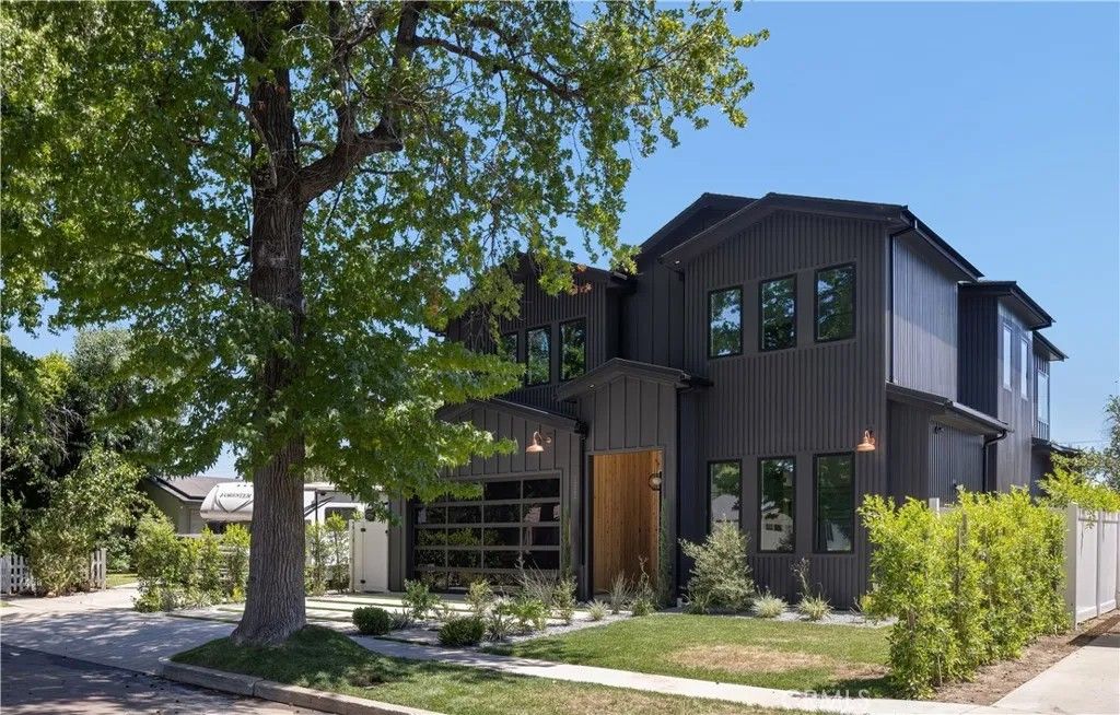 Photo of 5222 Ventura Canyon Avenue, Sherman Oaks, CA 91401 (MLS # SR26015455)