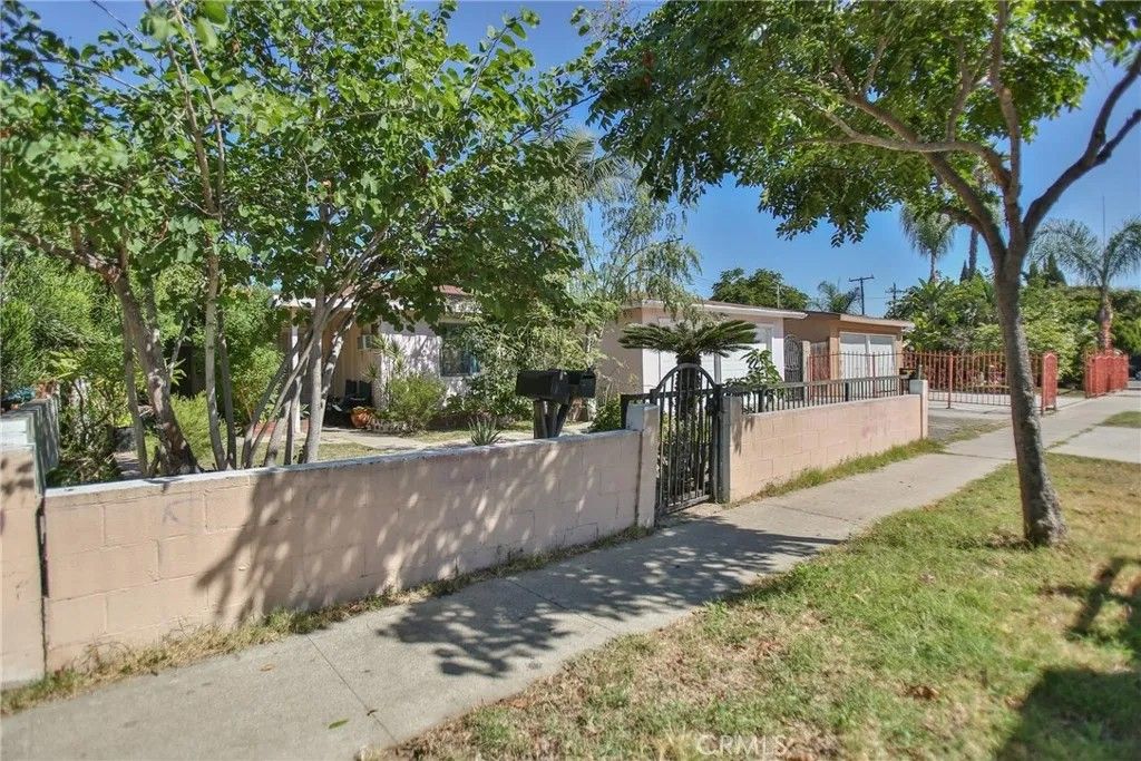 Photo of 2525 W 10th St, Santa Ana, CA 92703 (MLS # PW26094869)
