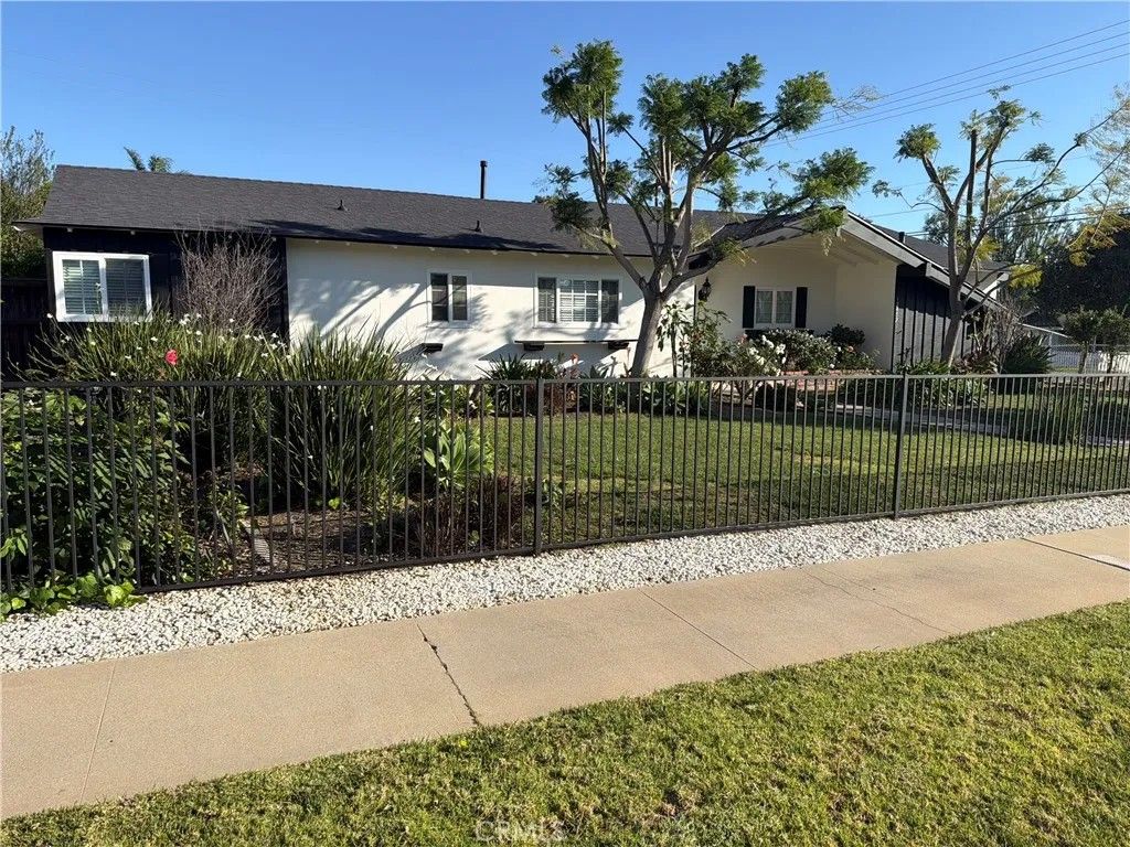 Photo of 12472 Woodlawn Avenue, North Tustin, CA 92780 (MLS # OC26071047)