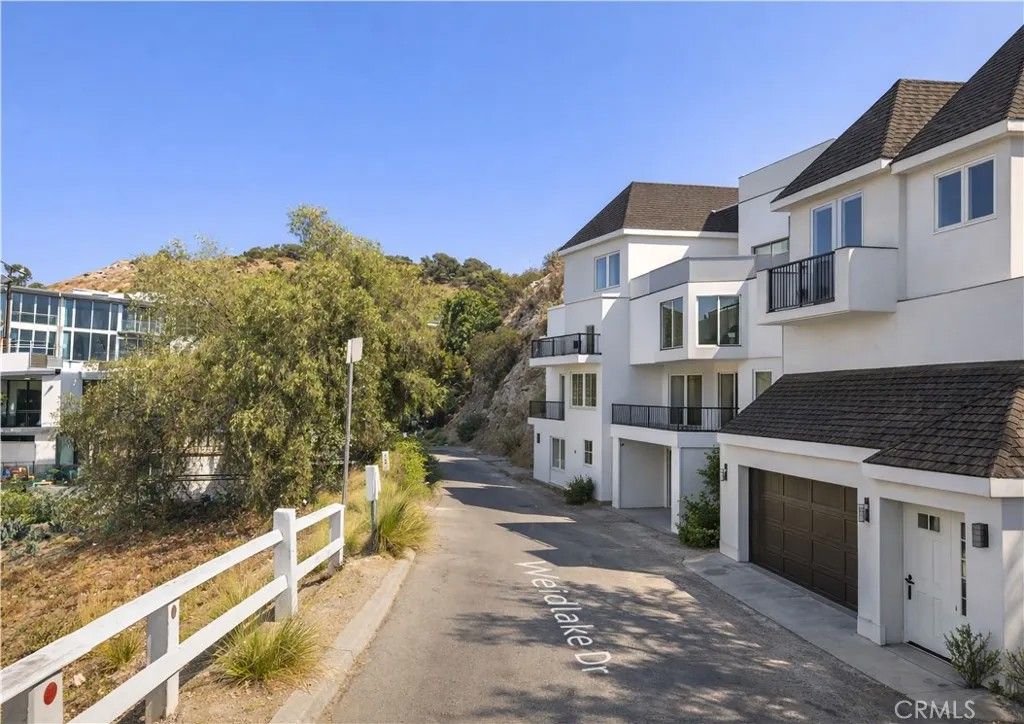 Photo of 6363 Weidlake Drive, Los Angeles, CA 90068 (MLS # SR26036619)