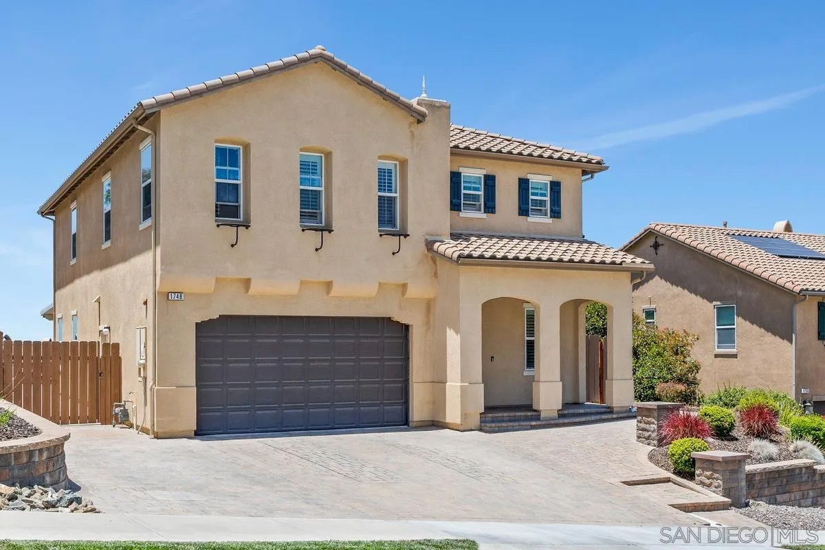 1748 Avenida Regina
