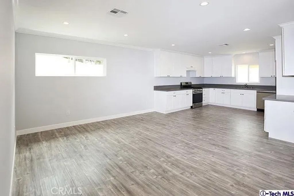 Photo of 7435 Collett Avenue, Van Nuys, CA 91406 (MLS # GD25276204)