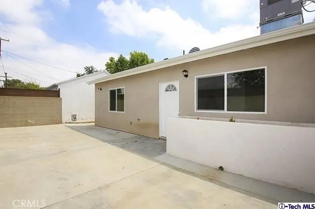 Photo of 7435 Collett Avenue, Van Nuys, CA 91406 (MLS # GD25276204)
