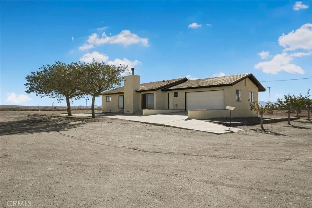Photo of 5701 E Avenue E Ave, Lancaster, CA 93535 (MLS # SR26004891)
