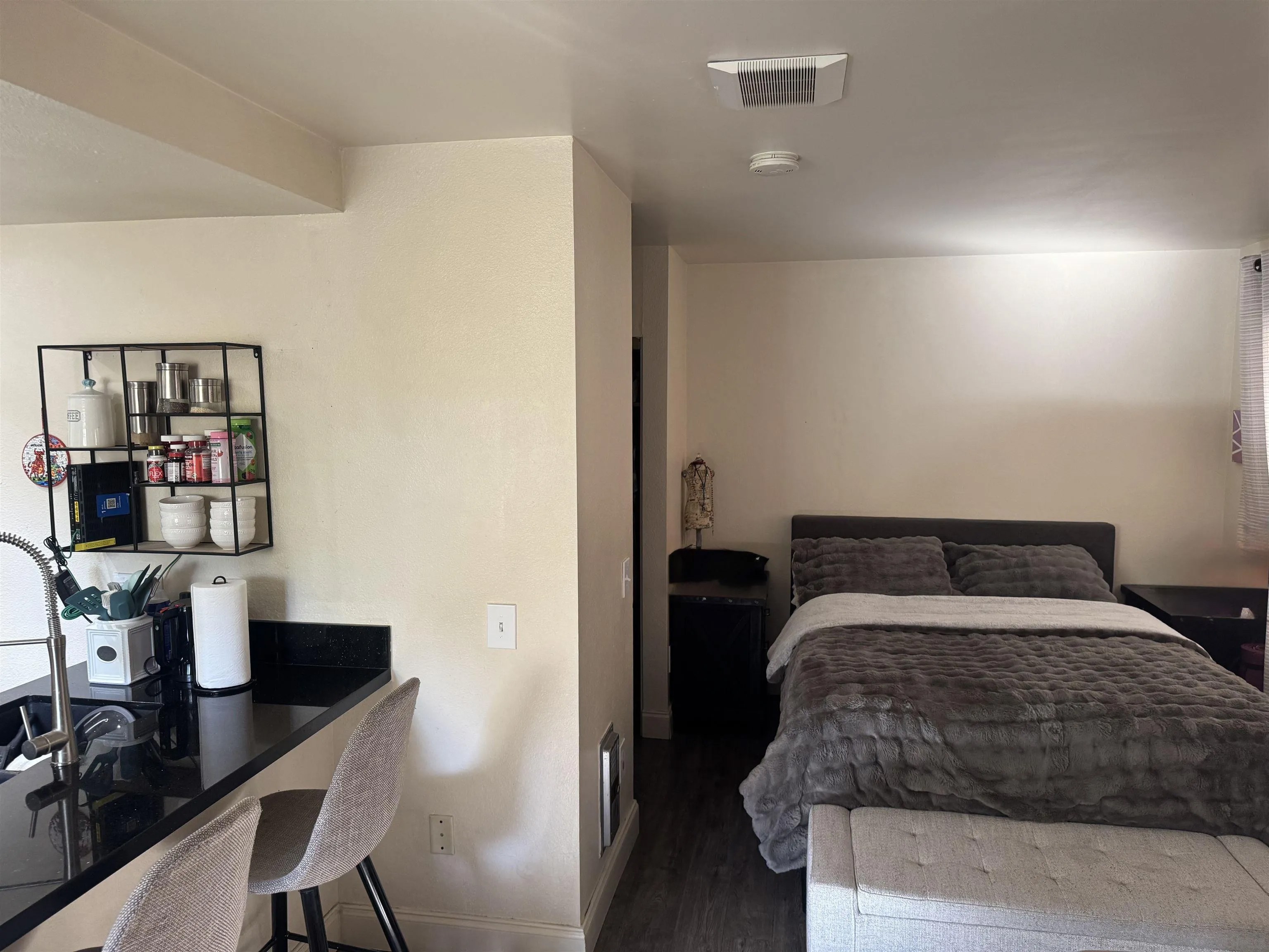 871 W San Ysidro Blvd 9