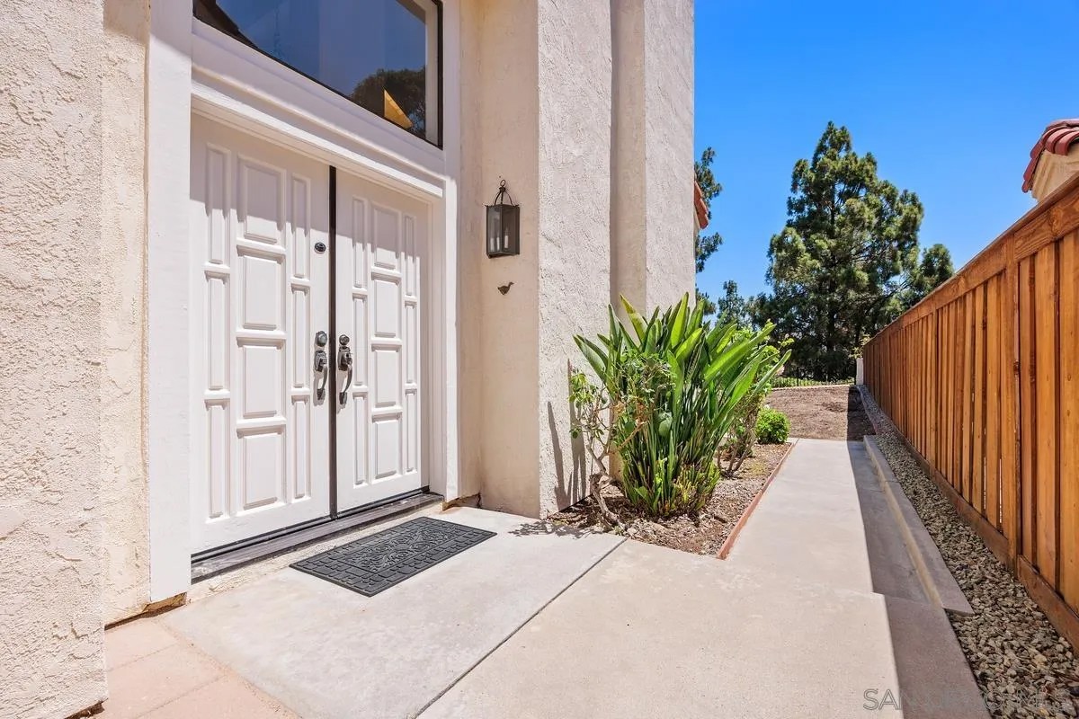 15389 Avenida Rorras