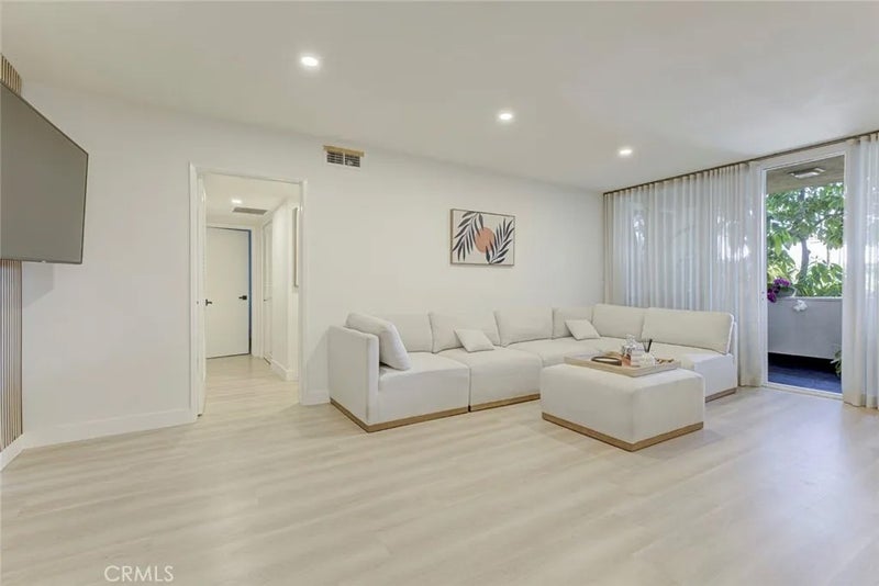 5411 Tyrone Avenue 203