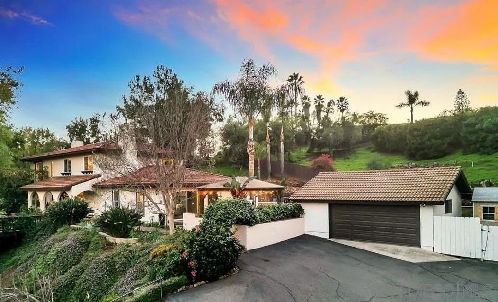 Photo of 2460 Reill View Dr, Escondido, CA 92025 (MLS # 2601139)