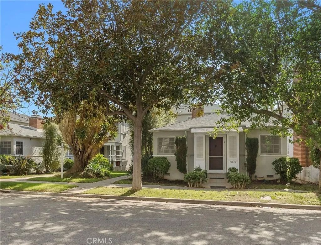 Photo of 10370 Ashton Avenue, Los Angeles, CA 90024 (MLS # SB26016675)