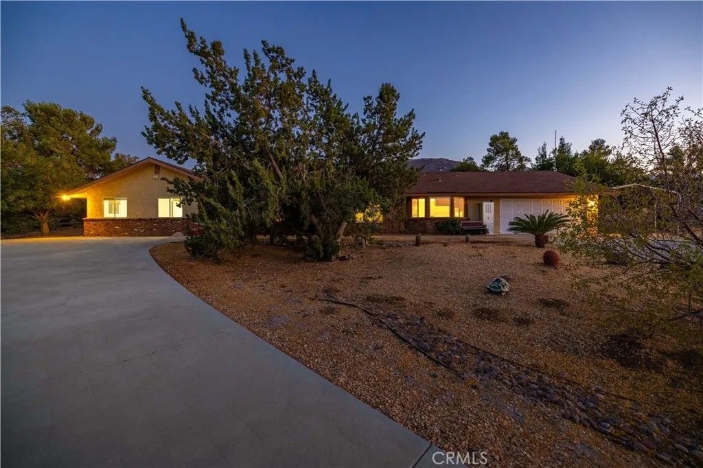 Photo of 626 Westlake Drive, Palmdale, CA 93551 (MLS # SR26012989)