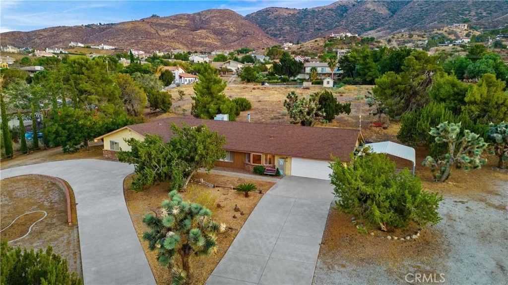 Photo of 626 Westlake Drive, Palmdale, CA 93551 (MLS # SR26012989)