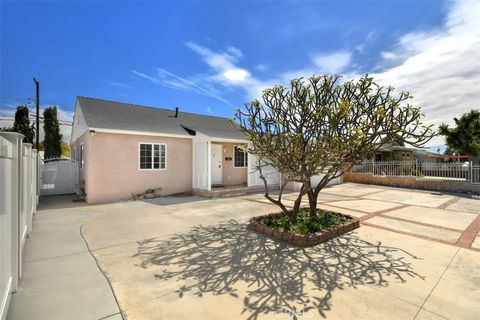 Photo of 8832 Murietta Avenue, Panorama City, CA 91402 (MLS # SR26048435)