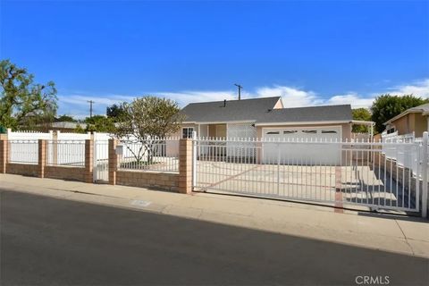 Photo of 8832 Murietta Avenue, Panorama City, CA 91402 (MLS # SR26048435)