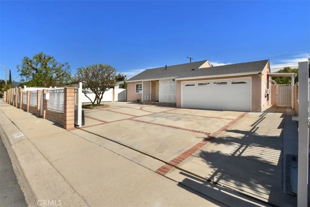 Photo of 8832 Murietta Avenue, Panorama City, CA 91402 (MLS # SR26048435)