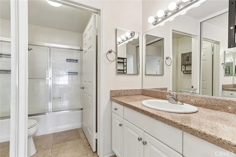 5535 Canoga 209