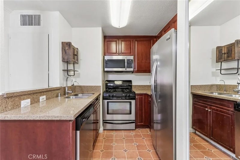 5535 Canoga 209