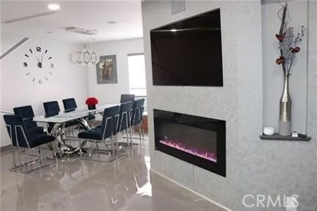 Photo of 9419 Via Patricia, Burbank, CA 91504 (MLS # BB25240606)
