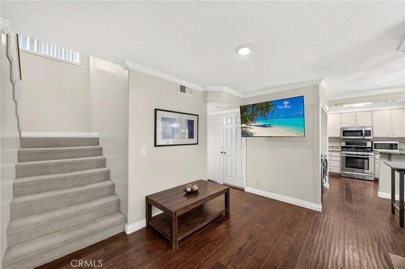 321 W. Queen St. Unit 8