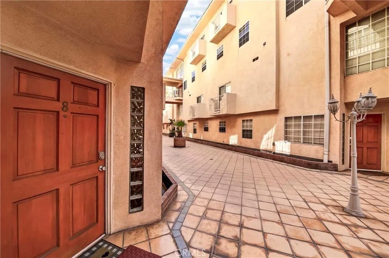 321 W. Queen St. Unit 8
