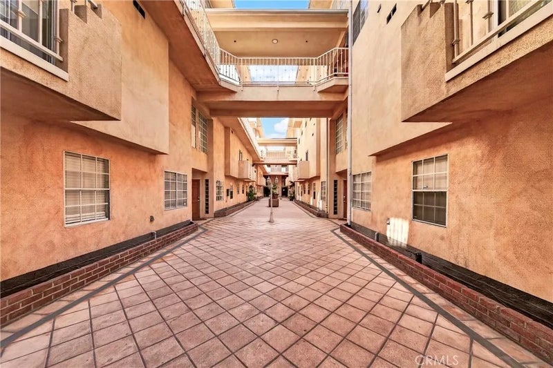 321 W. Queen St. Unit 8