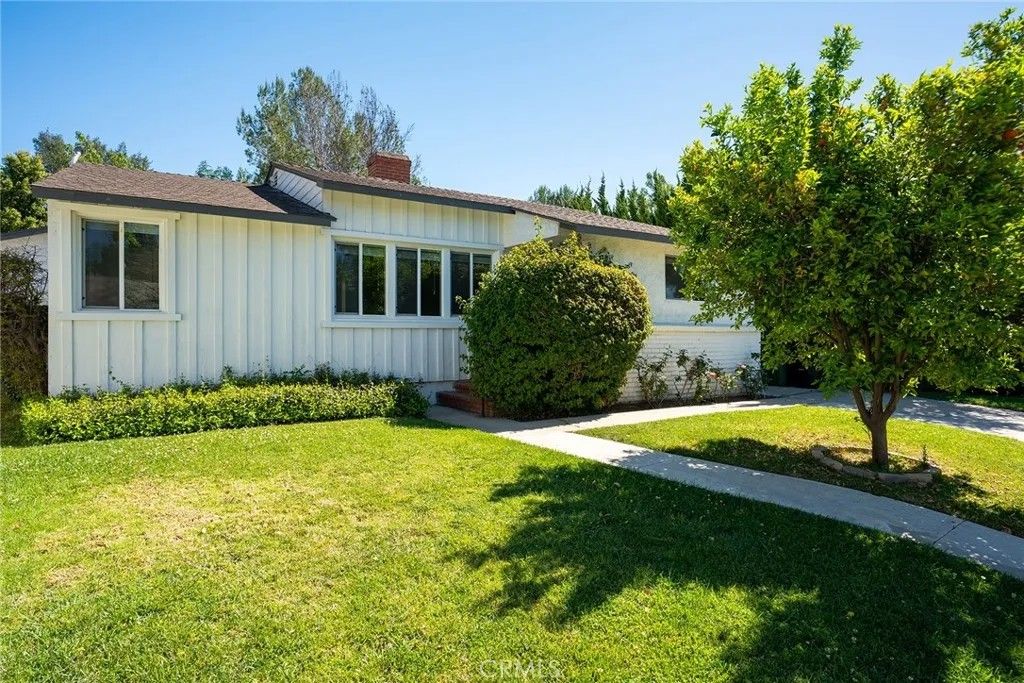 Photo of 5840 Allott Avenue, Van Nuys, CA 91401 (MLS # SR26092280)