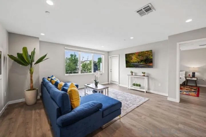 3909 Voltaire St 305
