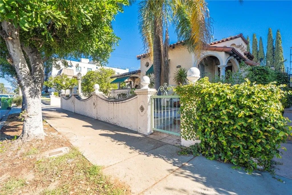 Photo of 6130 Whitsett Ave, North Hollywood, CA 91606 (MLS # IG26020019)