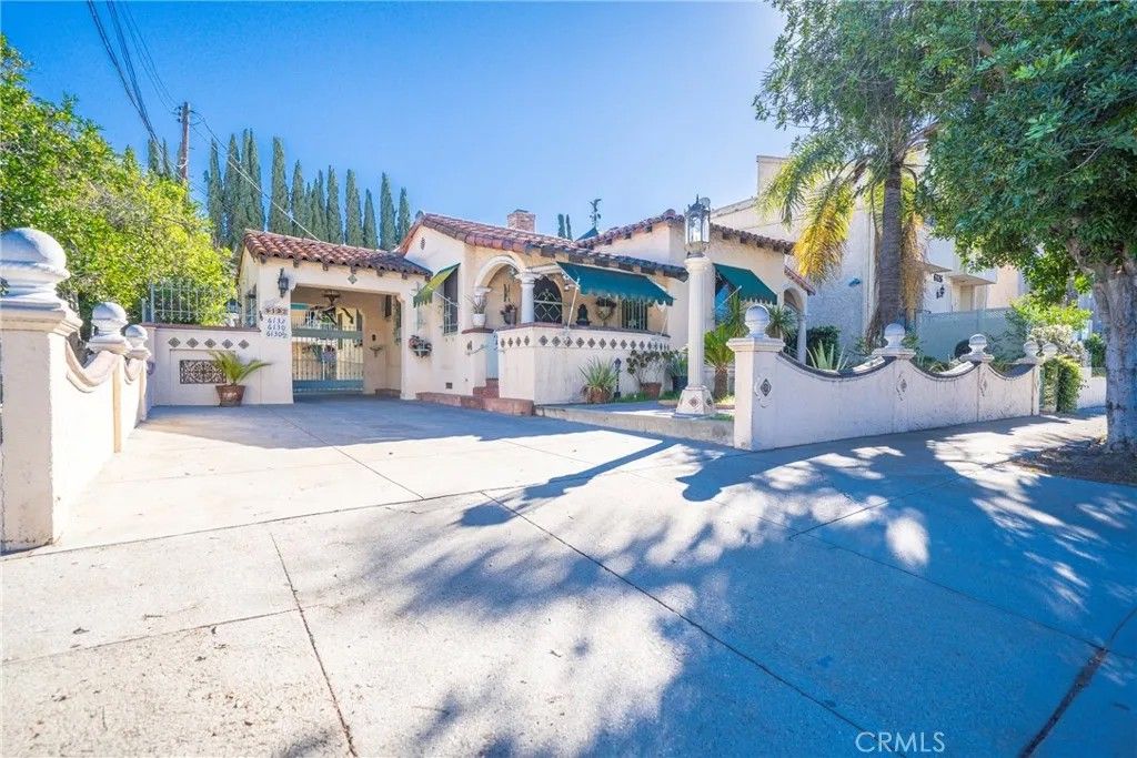 Photo of 6130 Whitsett Ave, North Hollywood, CA 91606 (MLS # IG26020019)