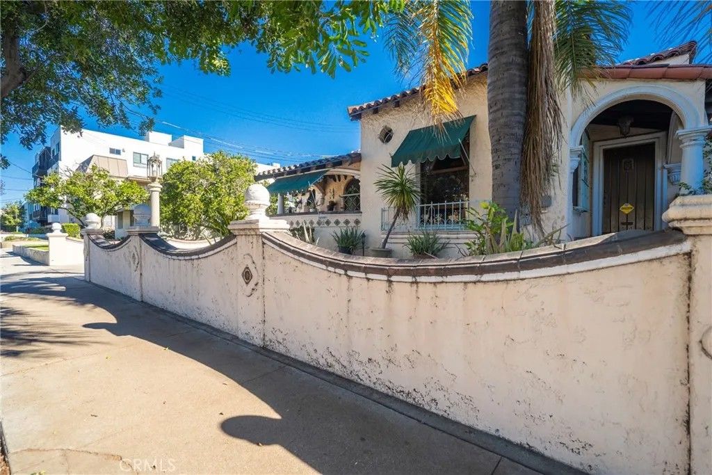 Photo of 6130 Whitsett Ave, North Hollywood, CA 91606 (MLS # IG26020019)