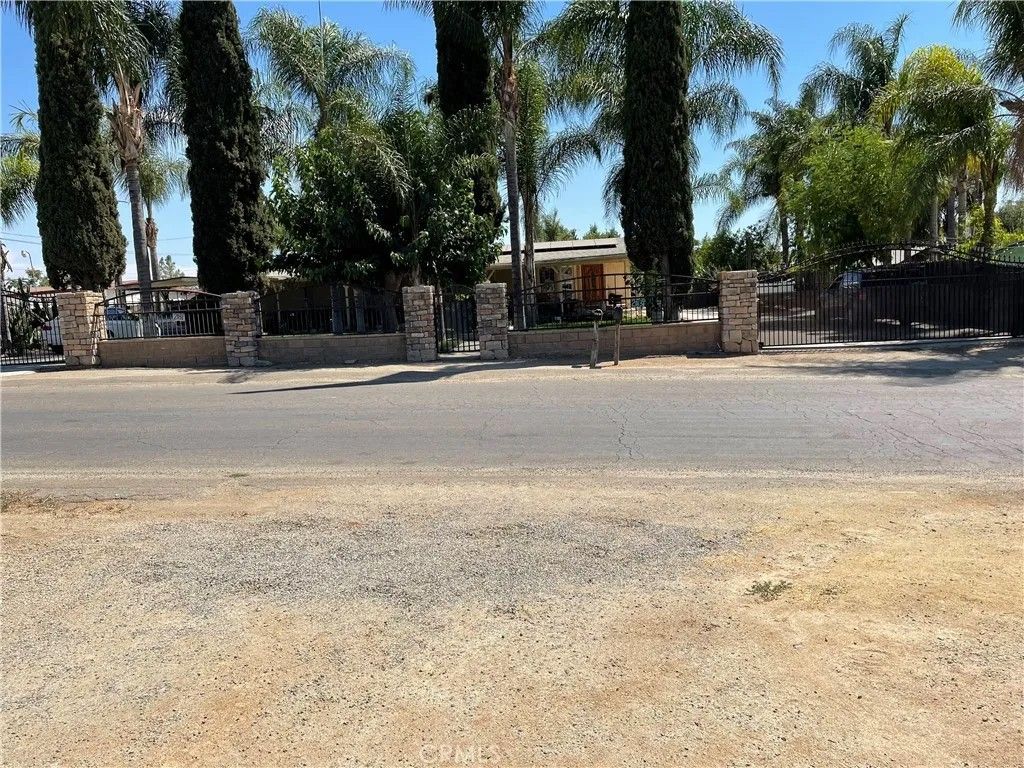 Photo of 21131 Martin St, Perris, CA 92570 (MLS # CV26025602)