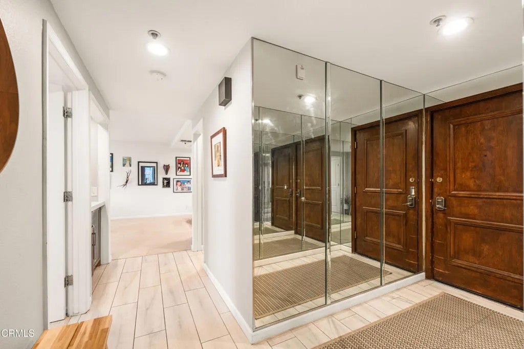 880 W 1st Street 302