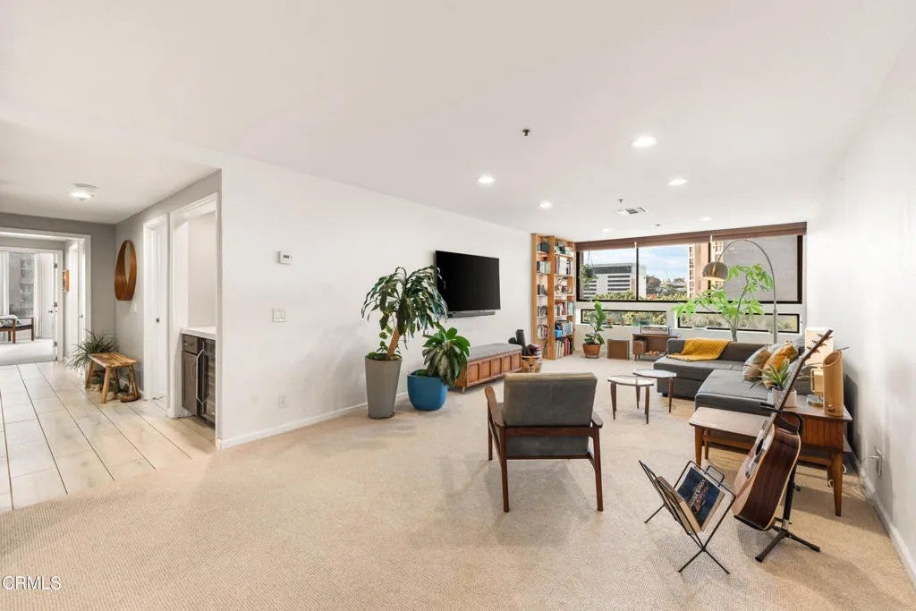 880 W 1st Street 302