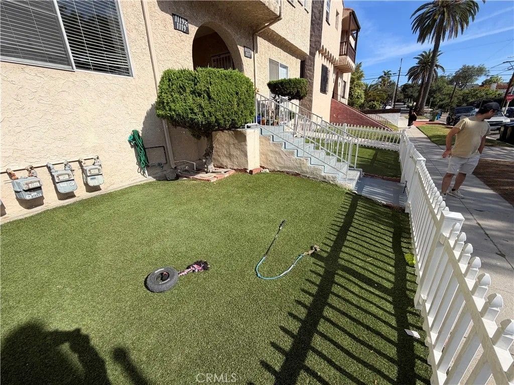 Photo of 1117 Queen Anne Pl, Los Angeles, CA 90019 (MLS # SR26074440)