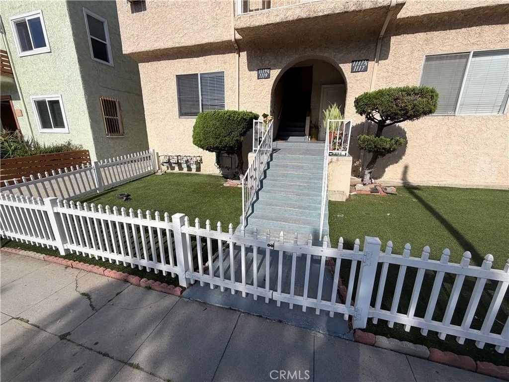 Photo of 1117 Queen Anne Pl, Los Angeles, CA 90019 (MLS # SR26074440)