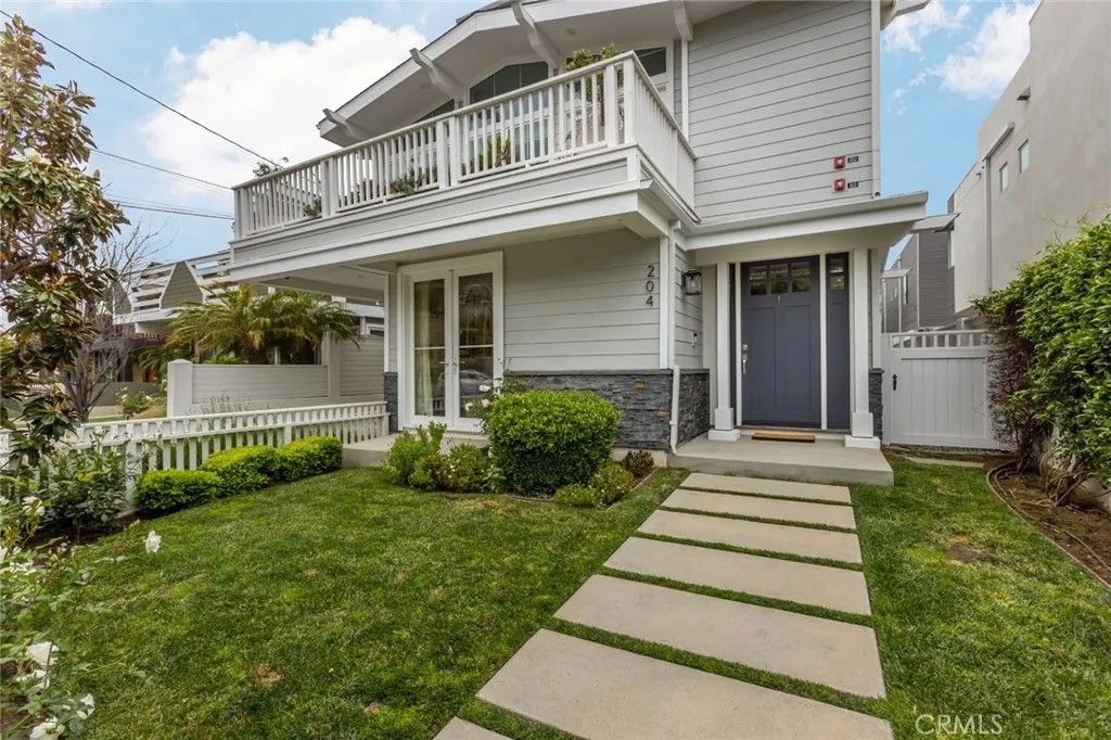 Photo of 204 S Helberta, Redondo Beach, CA 90277 (MLS # SB26049357)