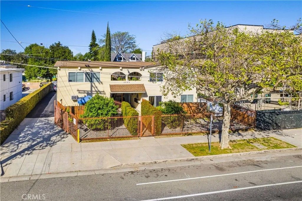 Photo of 5923 Woodman Avenue, Valley Glen, CA 91401 (MLS # SR26054119)