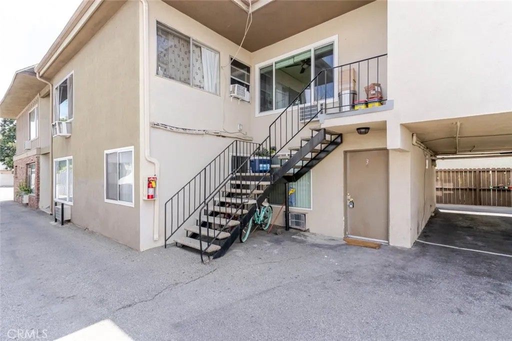Photo of 7343 Woodley Avenue #3, Van Nuys, CA 91406 (MLS # SR26067821)