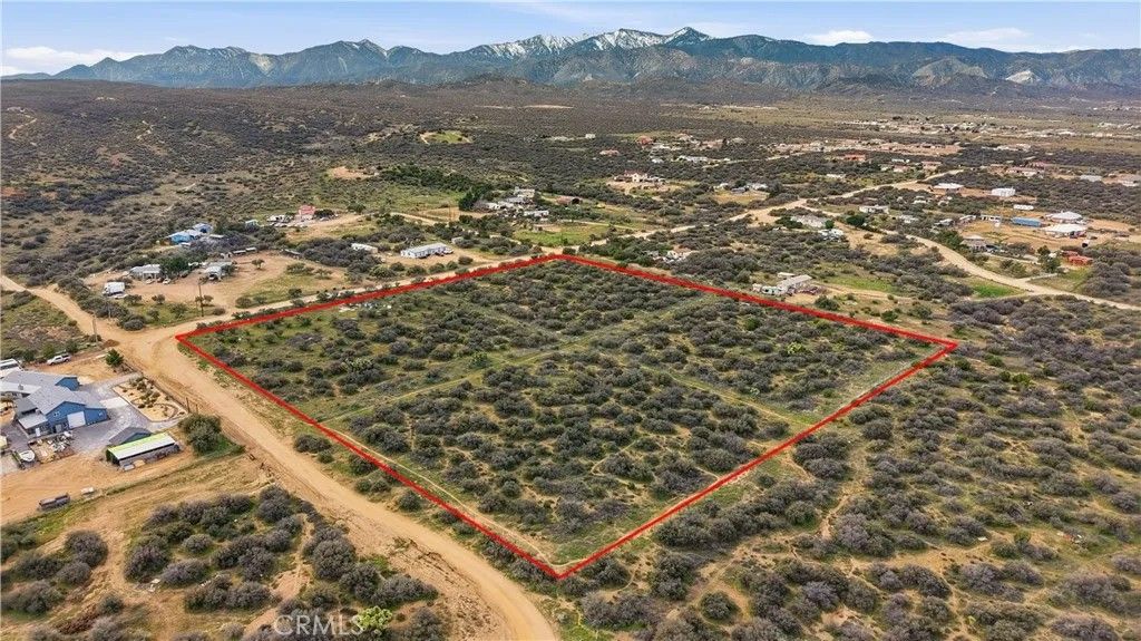 Photo of 7870 Woodcliff Rd, Phelan, CA 92371 (MLS # DW26030699)