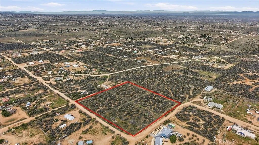 Photo of 7870 Woodcliff Rd, Phelan, CA 92371 (MLS # DW26030699)