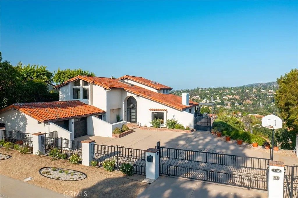 Photo of 4372 Park Vicente, Calabasas, CA 91302 (MLS # SR26116084)