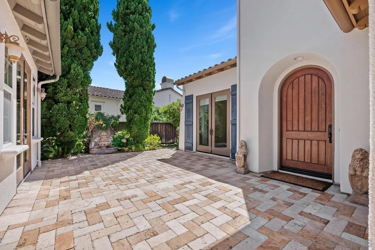 3229 Sitio Montecillo