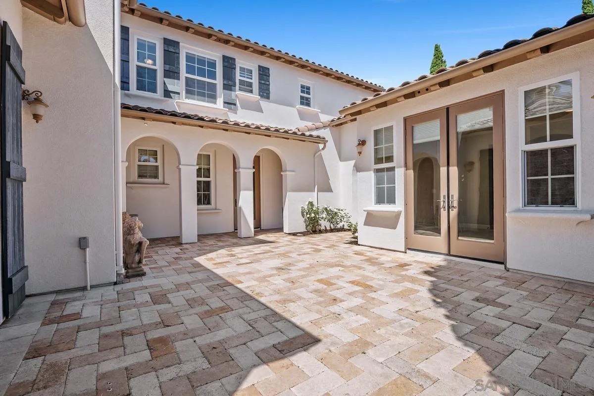 3229 Sitio Montecillo