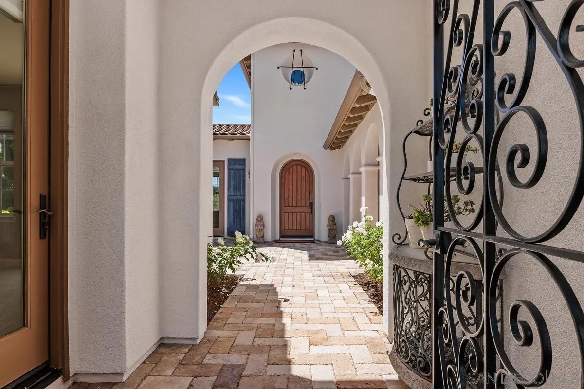 3229 Sitio Montecillo