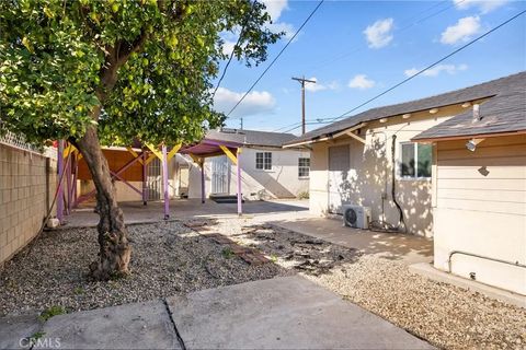 Tiny photo for 6556 Satsuma, North Hollywood, CA 91606 (MLS # SR25272561)