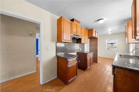 Tiny photo for 6556 Satsuma, North Hollywood, CA 91606 (MLS # SR25272561)